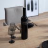 Wein auf einem Esstisch nach Maß