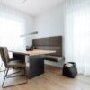 Ein moderner Essbereich mit einem Esstisch aus einer massiven Tischplatte aus Eiche. Moderne Stühle und einer Sitzbank.